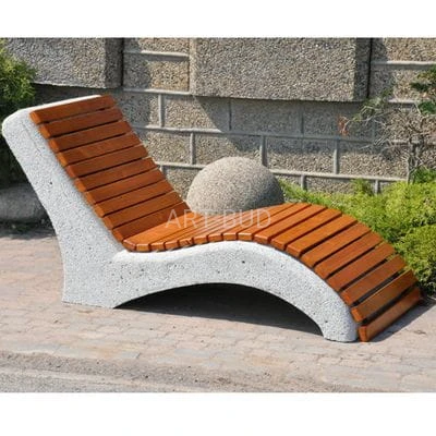 Leżak betonowy parkowy z listwami drewnianymi  