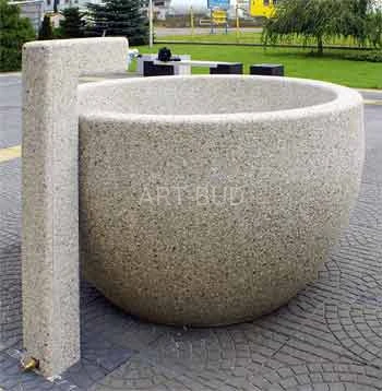 Punkt czerpania wody betonowy Zdrój miejski  