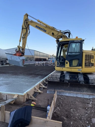 Dozownik do betonu przyczepiany do koparki