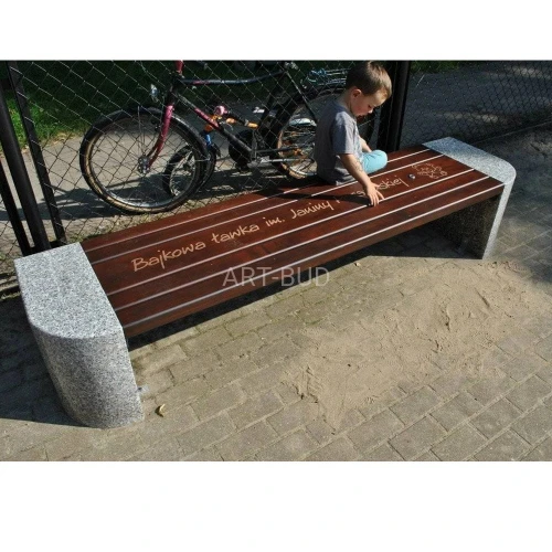 Ławka kamienna z drewnem odtwarzająca pliki audio