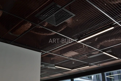 Sufit podwieszany z siatki cięto-ciągnionej REVEAL SCC metalowy