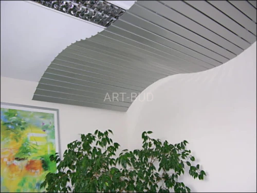 Sufit podwieszany metalowy typ FLEX listwowy