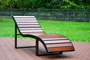 Leżak miejski parkowy stalowo - drewniany  L003