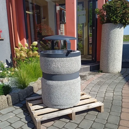 Kosz uliczny betonowy  26 - 40 - 70 l z pasem malowanym i daszkiem 