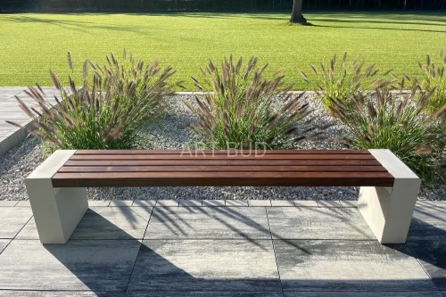 Ławka miejska betonowa z drewnianym siedziskiem 200 cm