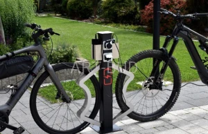 Stojak na 2 rowery Orion ze stacją ładowania rowerów elektrycznych 2x230V