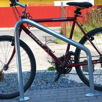 Stojak rowerowy U skośny 2 stanowiskowy z rury stalowej Ø 48 mm ocynkowany