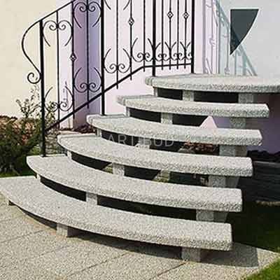 Schody ażurowe pół­okrą­głe trzybelkowe 