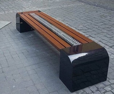 Ławka kamienno-drewniana odtwarzająca pliki audio