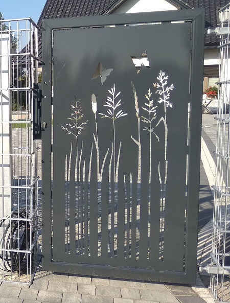 Furtka ogrodzeniowa aluminiowa z wzorem wycinanym plażmą w stalowej ramie