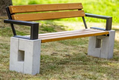 Ławka-parkowa-betonowa-Roma-z-podłokietnikiem
