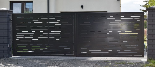 Brama dwuskrzydłowa aluminiowa w stalowej ramie z wzorem wycinanym plazmą