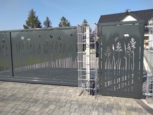 Brama przesuwna Strong w stalowej ramie z aluminiowym wypełnieniem z wzorem wycinanym plazmą