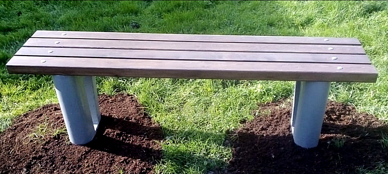 Ławka parkowa bez oparcia betonowa z drewnianym siedziskiem do wkopania