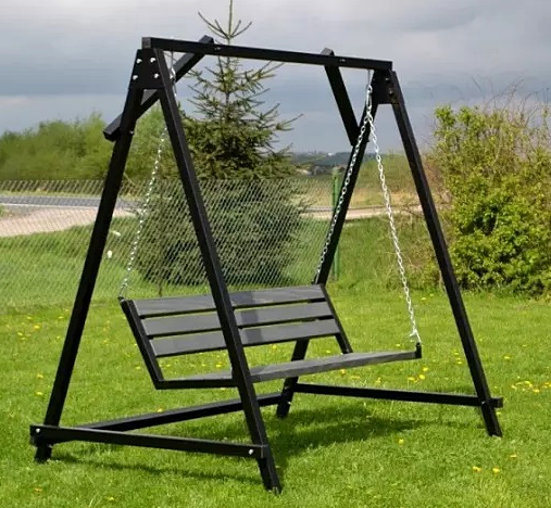 Wysokość całkowita ok. 200cm Długość desek 150cm Głębokość siedziska 40cm Wysokość siedziska 55cm Grubość deski 4cm Szerokość deski 8cm Waga ok. 70kg Materiały: Ocynkowany, malowany profil stalowy 50x50x2mm Drewno iglaste malowane podkładem i lazurą do drewna Ilość desek 7 Podłokietnik nie Kolor desek do wyboru z palety barw Kolor stali do wyboru z palety RAL Montaż desek wkręty Możliwość montażu do podłoża tak