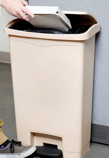 Kosz wewnętrzny Slim Jim Step-On 50L Resin Containers beige Rubbermaid